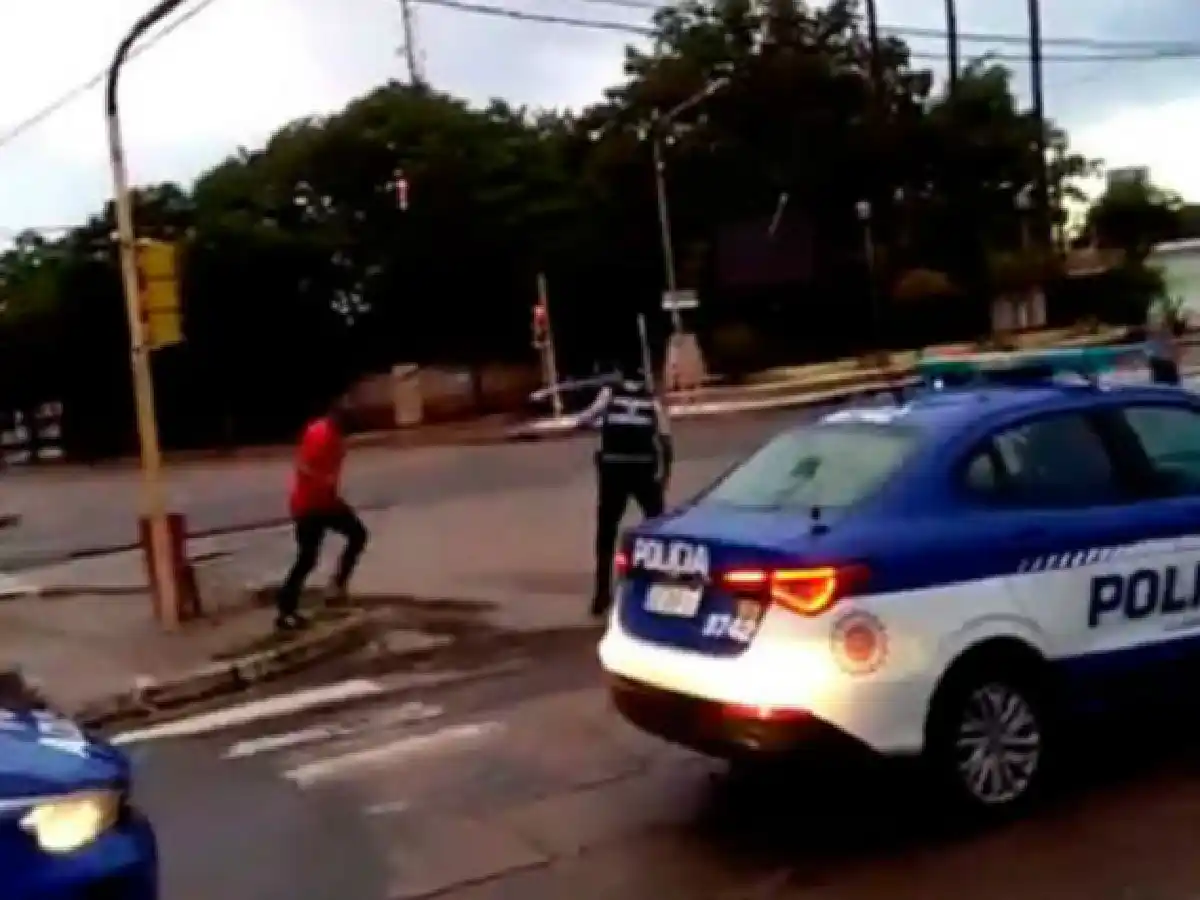 Batalla campal entre bandas y policías ahuyentados con ramas