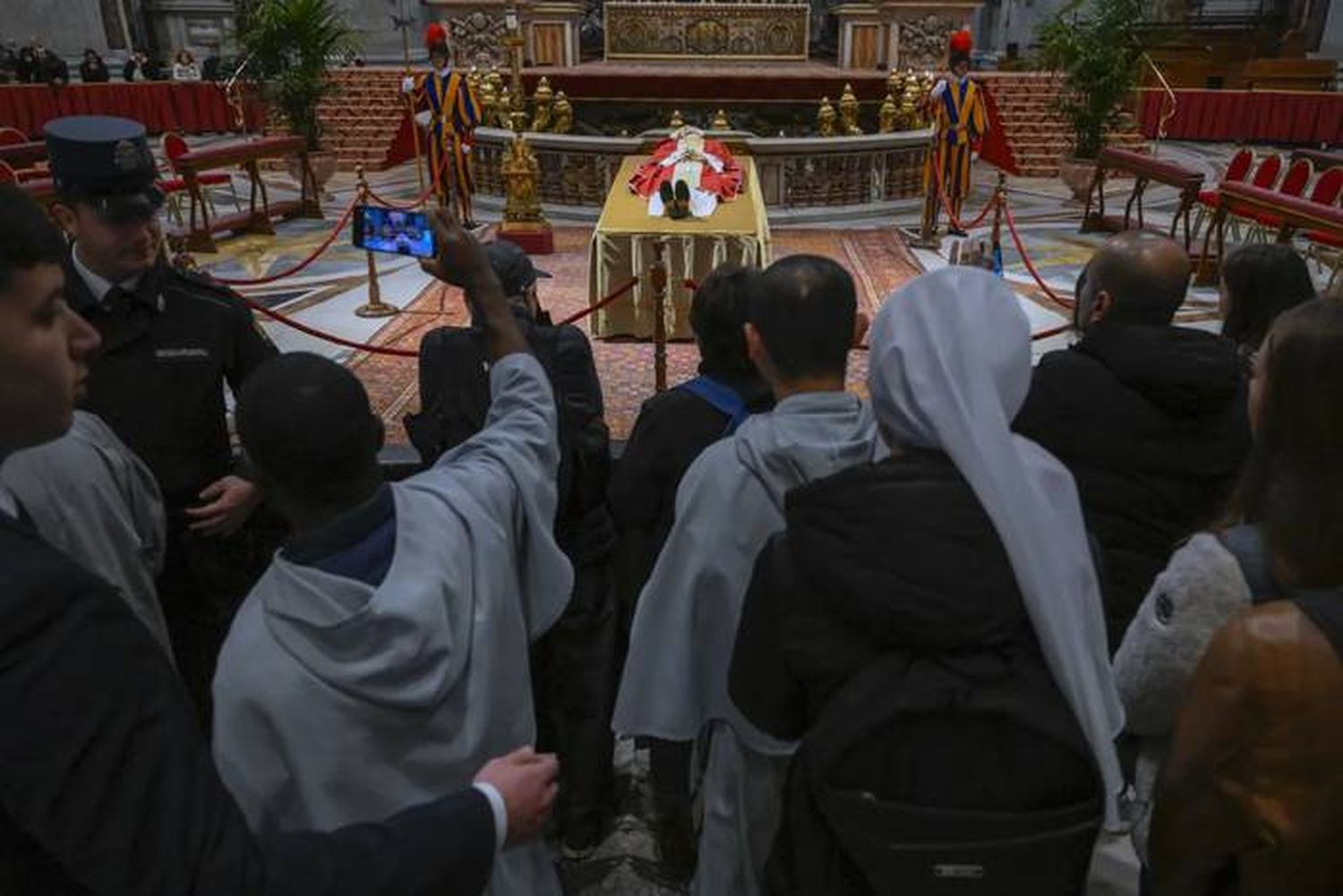 Miles de fieles despidieron  a Benedicto XVI