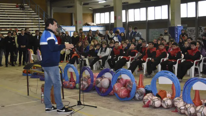 PRENSA MUNICIPAL: Se entregaron kits deportivos para diez instituciones locales