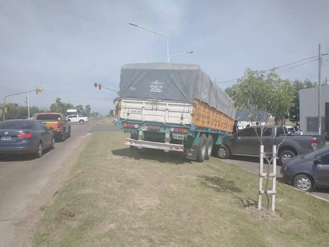 Accidente entre un camión y una camioneta