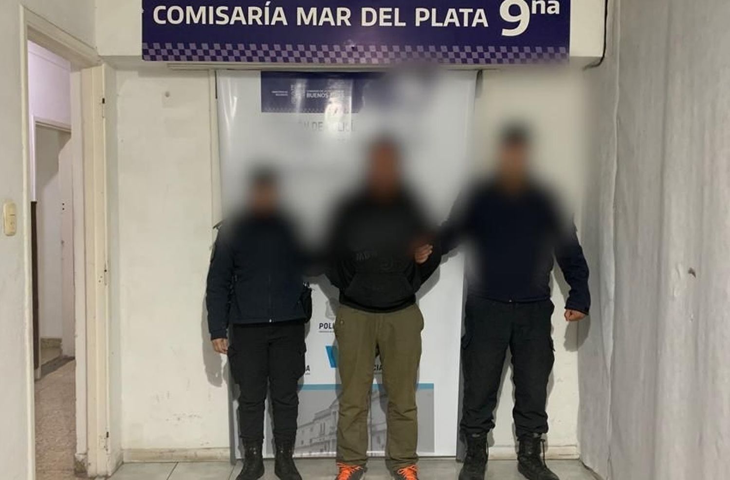 Detienen a un hombre que atacó a otro a trompadas para robarle