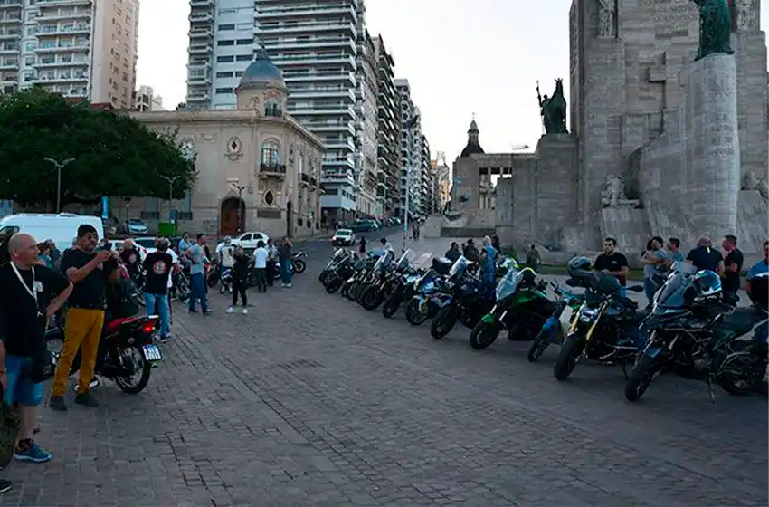 Caravana y bocinazos en el Monumento: motociclistas reclamaron por mayor seguridad