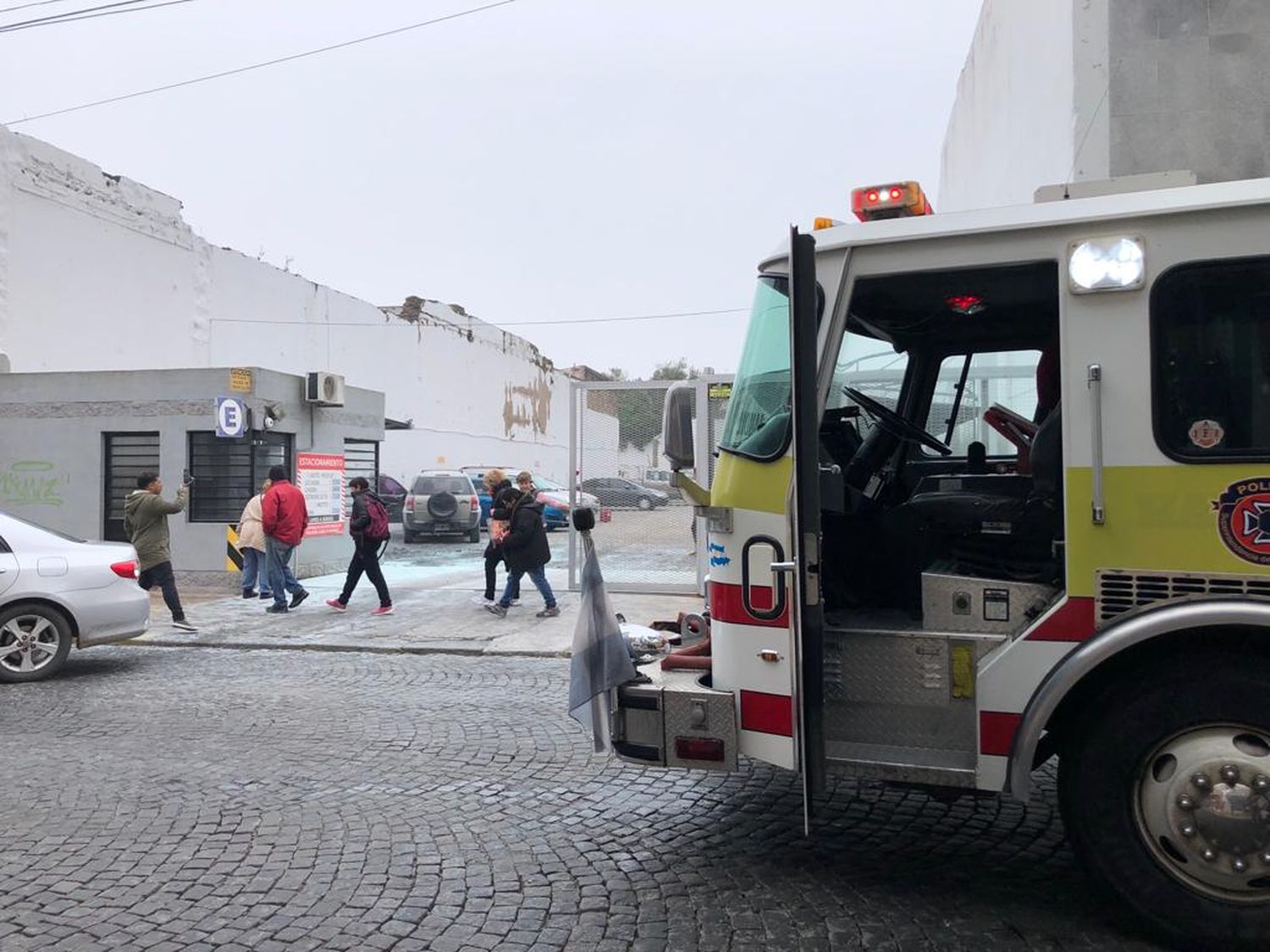 Principio de incendio de un auto en un estacionamiento céntrico