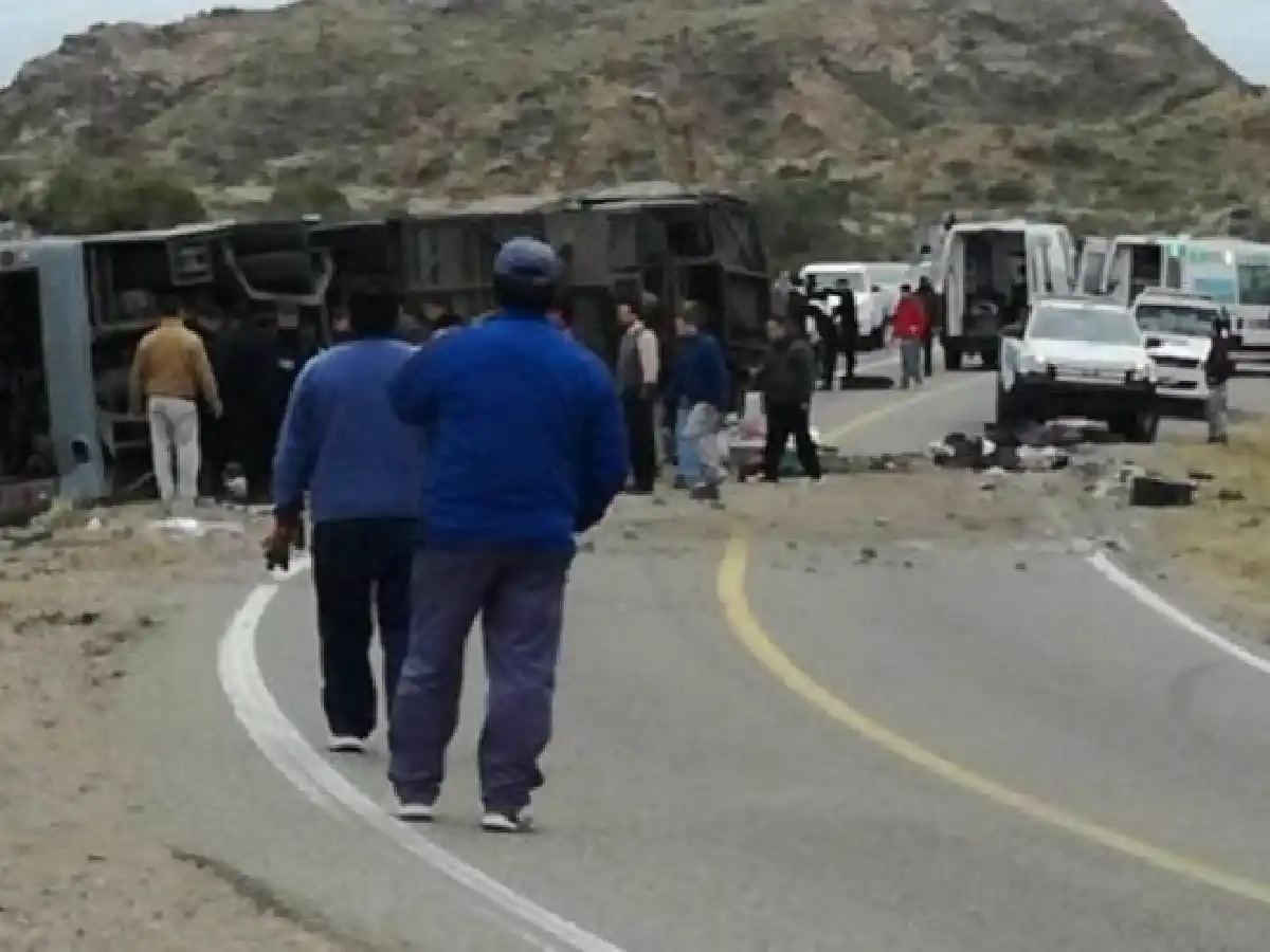 Volcó un ómnibus cerca de San Rafael: al menos 15 muertos