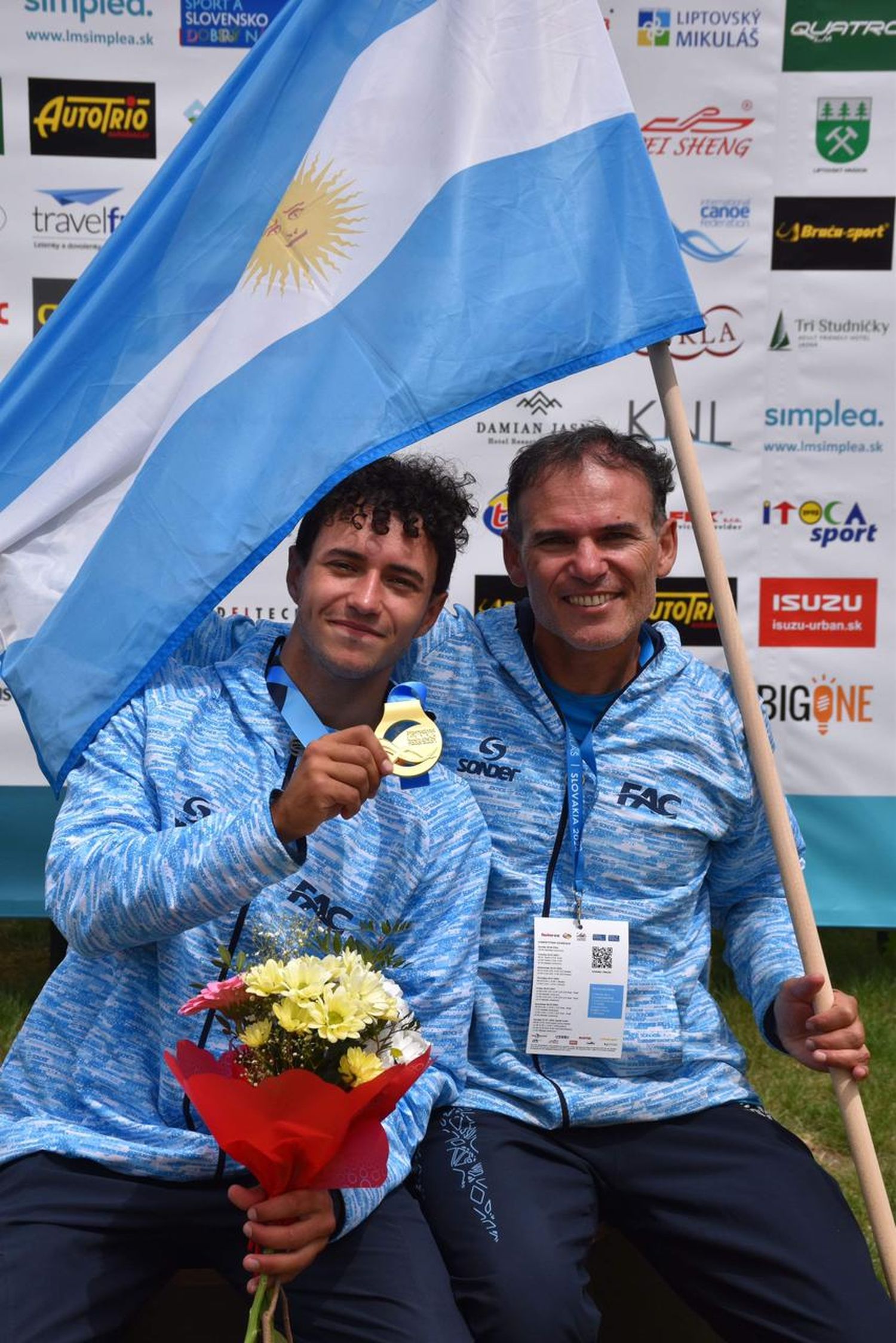 Manuel Trípano celebra su logro en Eslovaquia, junto a un integrante de su equipo