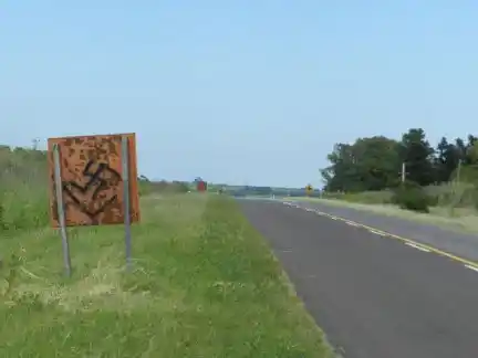 Aparecieron cruces esvásticas en carteles