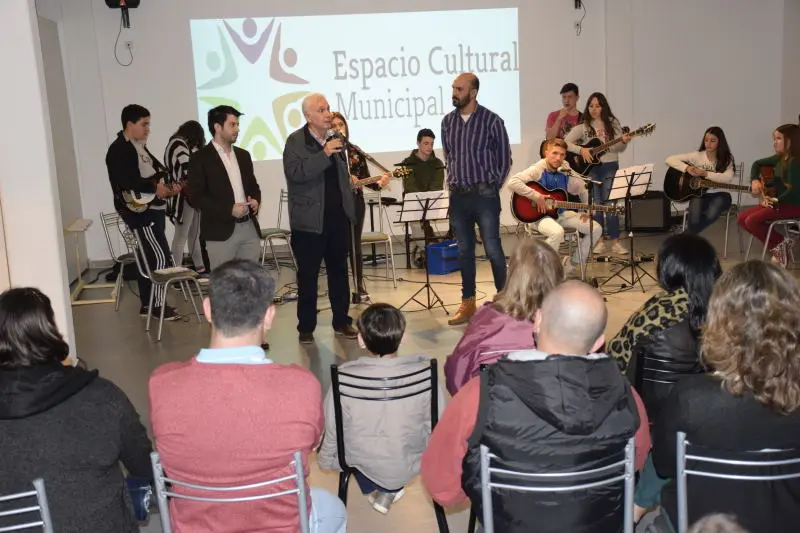 Inauguraron muestra de rock nacional con banda en vivo