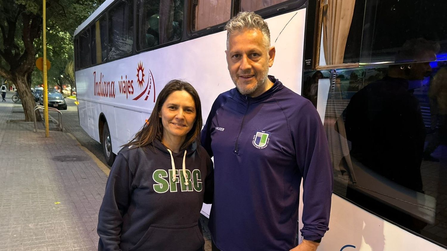 Griselda Moritán (coordinadora de hockey) y Daniel Pérez (coordinador de rugby infantil).