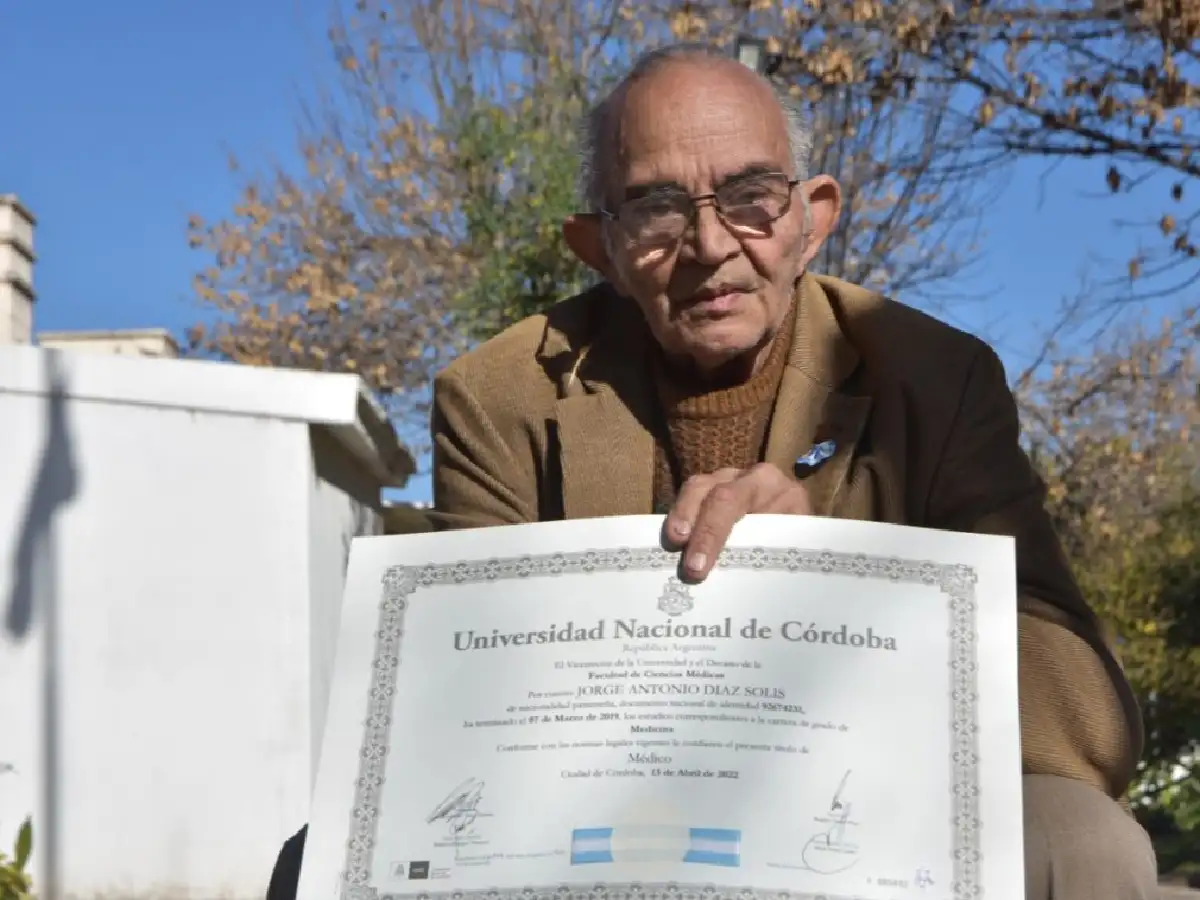 Emocionante: con 78 años se recibió de médico