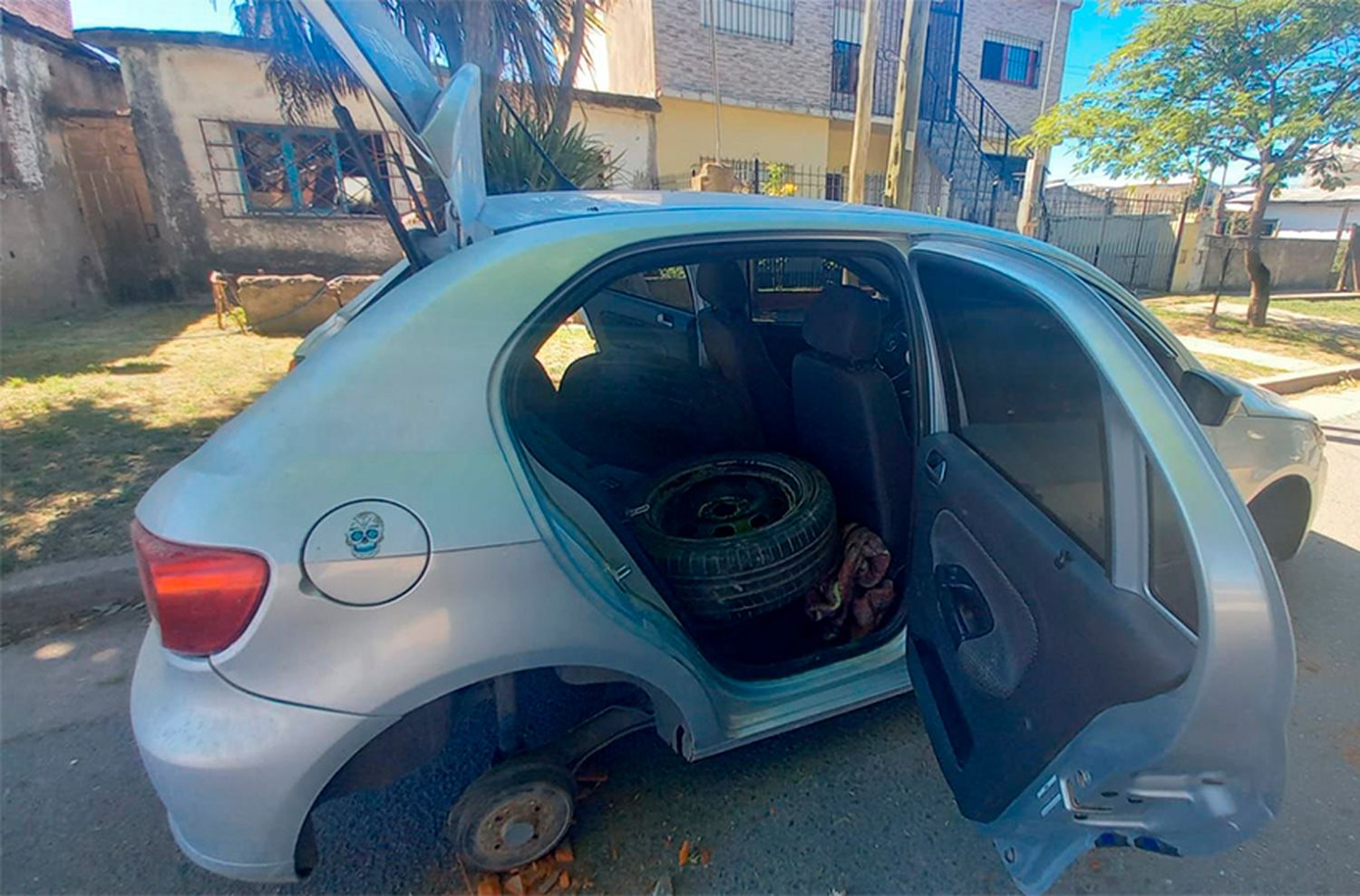 Denunció que le habían robado las ruedas: las tenía adentro del auto