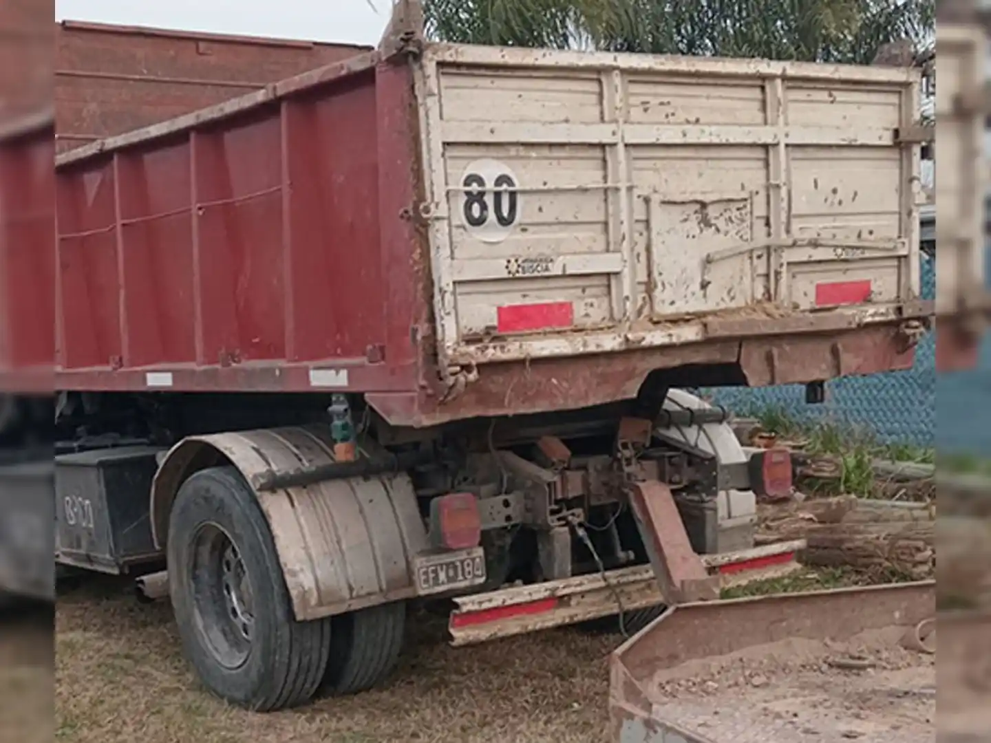 El camión y la batea que se utiliza para acarrear el rap que venden a nombre de una empresa al contado y en efectivo.