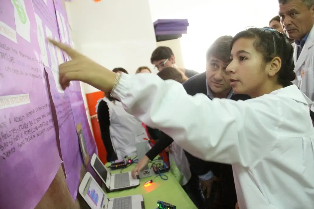 Fioramonti visitó la Feria del Libro y las Artes en la Escuela 11