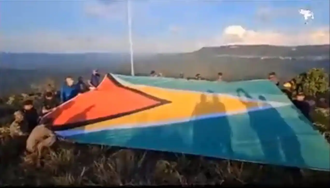 ¿PROVOCACIÓN? Presidente de Guyana iza bandera en territorio del Esequibo
