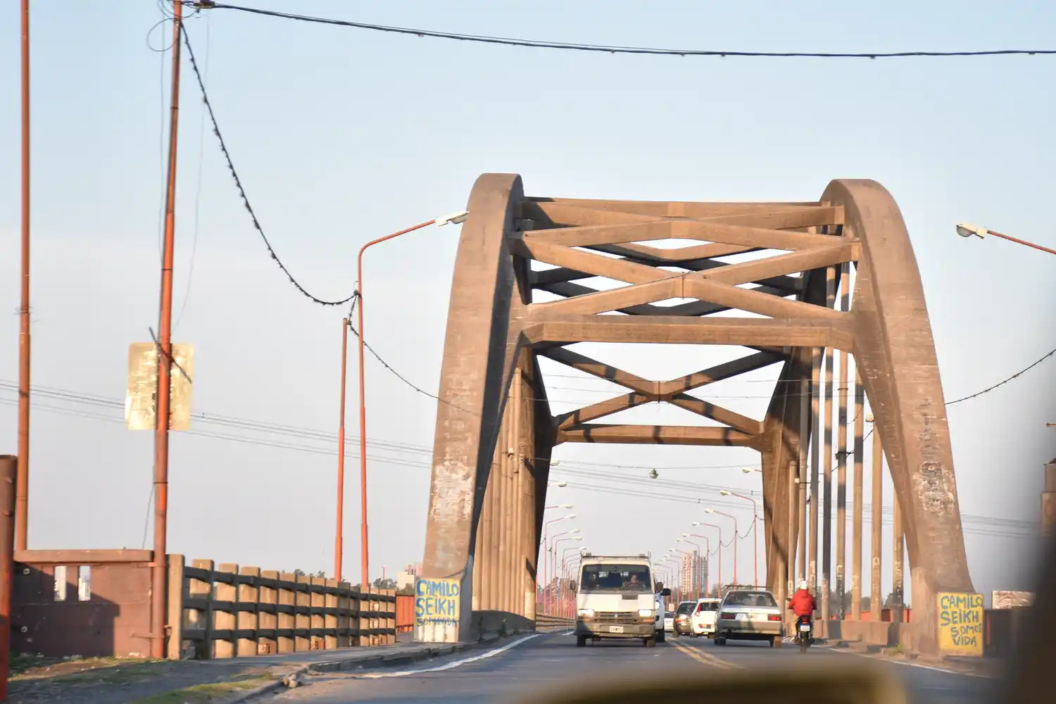 Lo apuñalaron y le robaron la bicicleta en el Puente Carretero