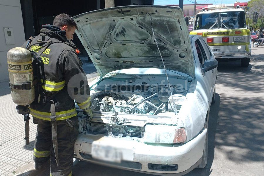 Un auto se prendió fuego en un taller mecánico y a metros de una estación de servicio