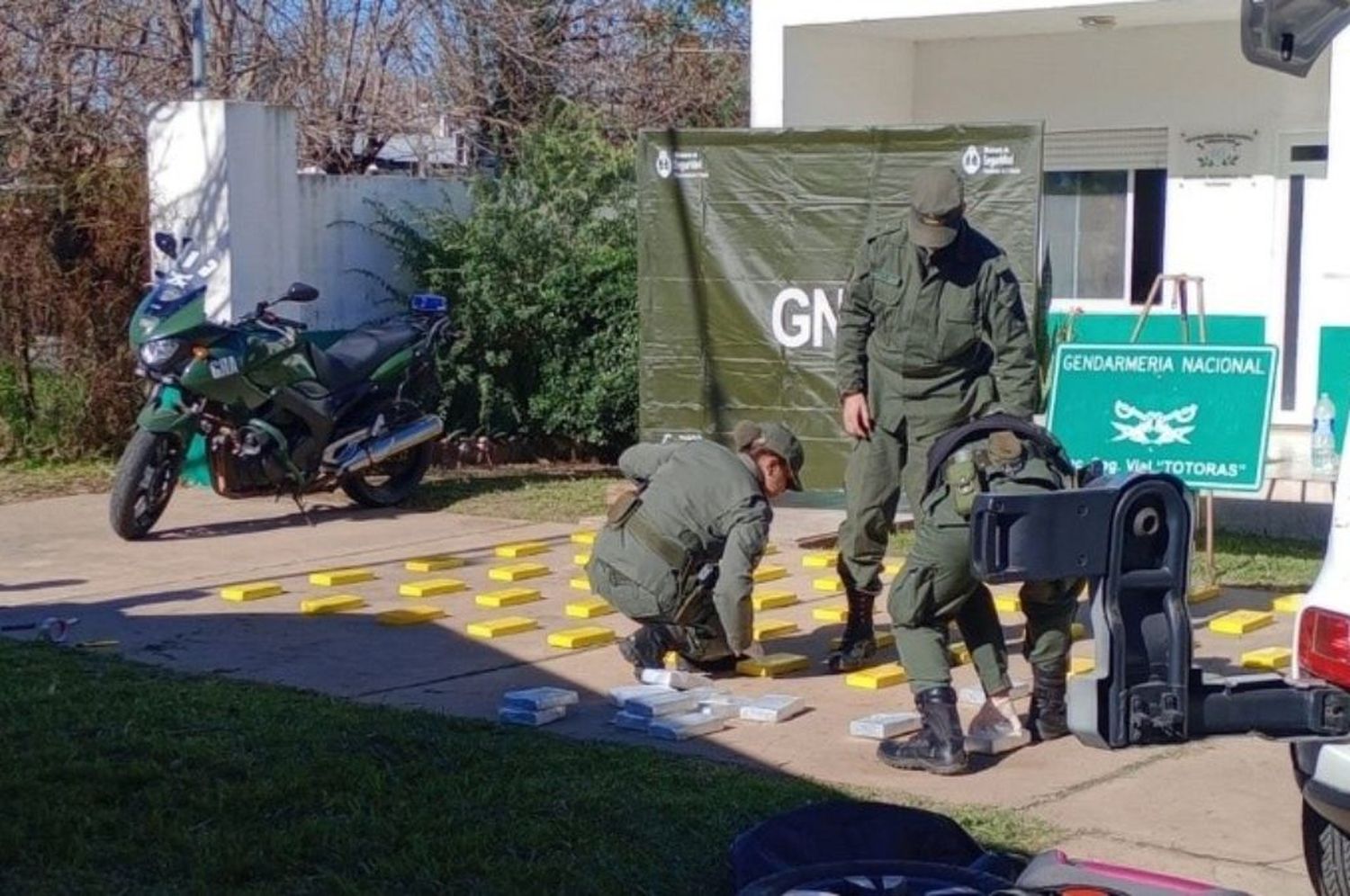 Gendarmería detuvo a un hombre que trasladaba 64 kilos de cocaína en su auto