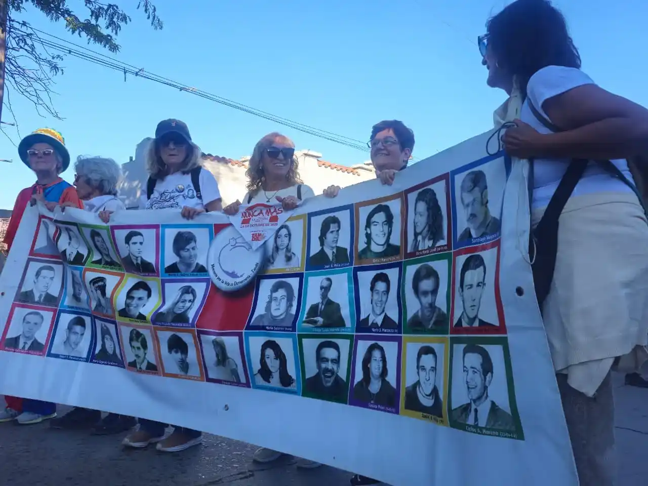 Al frente de la multitud, familiares de los desaparecidos de Tandil, con la imágen de cada uno de ellos.