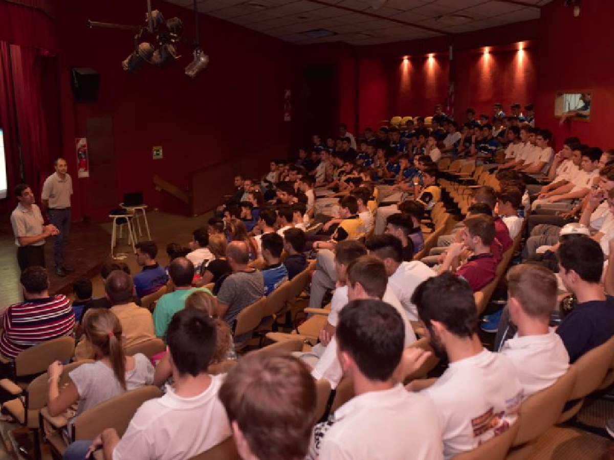 Concientizan sobre el uso del casco con charlas en el Teatrillo