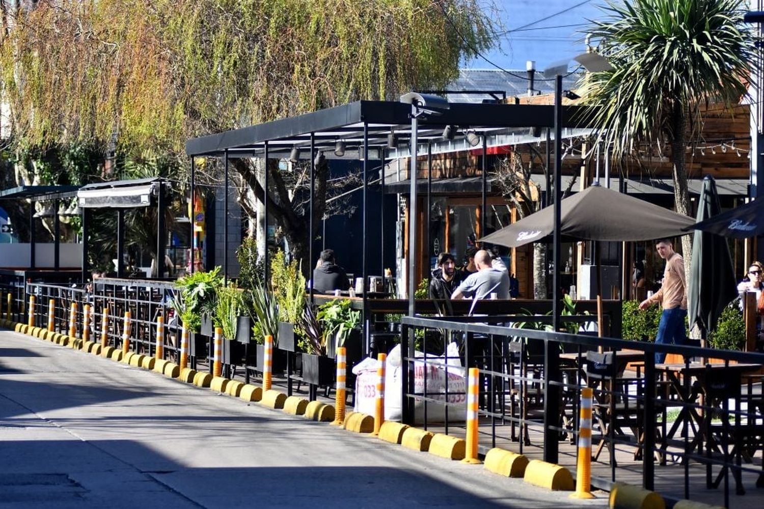 Los decks gastronómicos llegaron para quedarse: En Mar del Plata serán techados, con cierre lateral y publicidad