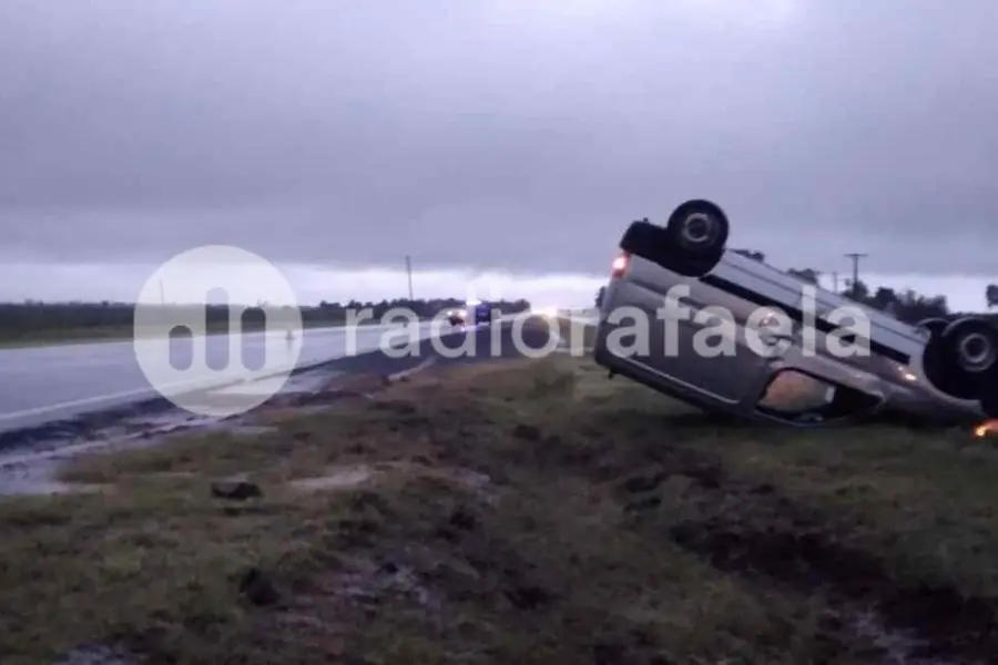 Vuelco en la Ruta 34: agarró un charco de agua y despistó