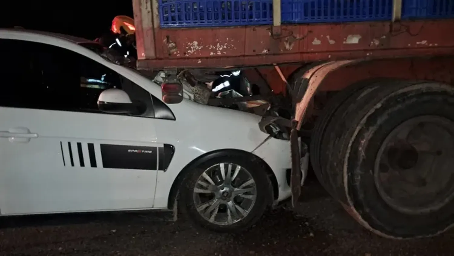 Un auto se incrustó en el acoplado de un camión en la Ruta 12