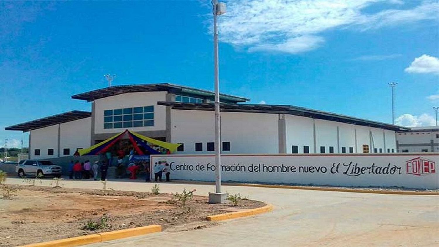 SE DISFRAZA DE MUJER, logra fugarse y cuatro custodios quedan detenidos