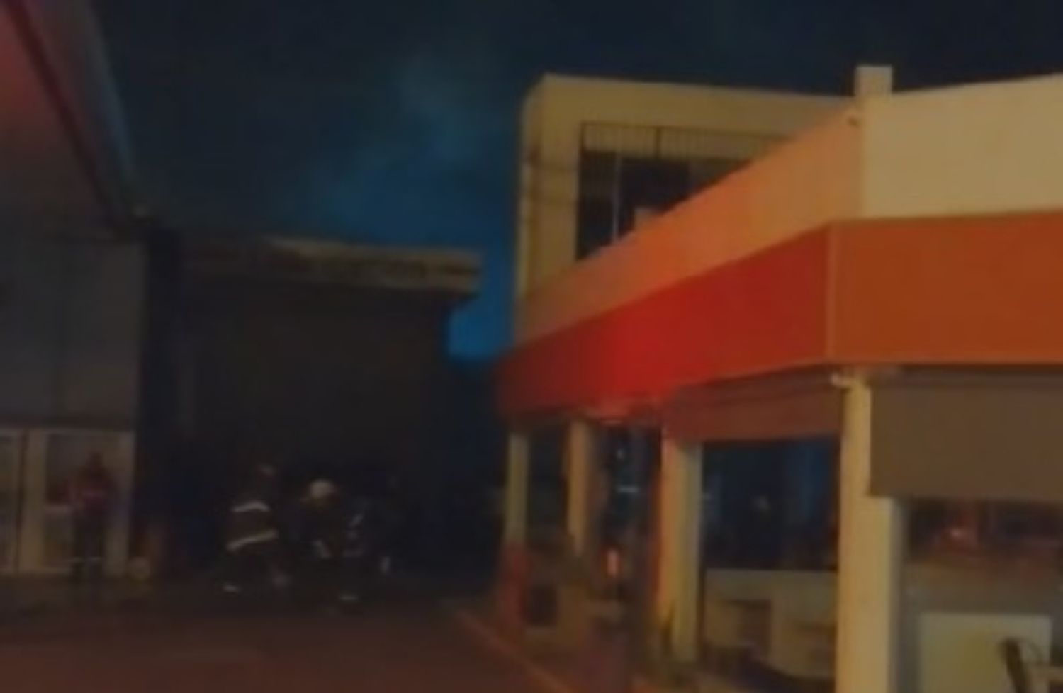 Bomberos sofocó un incendio en el shop de la estación de servicio de Mitre y Beaumont