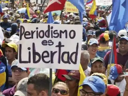 "Hacer periodismo con miedo": IPYS reporta la situación de la libertad de expresión en Venezuela
