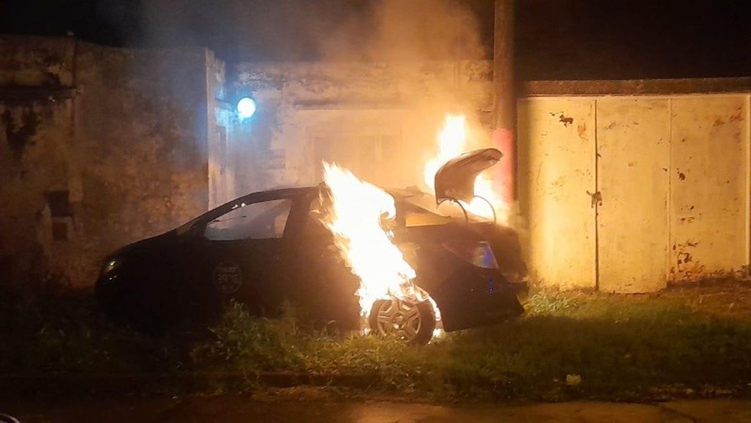 Es el segundo taxi que se prende fuego en una semana.