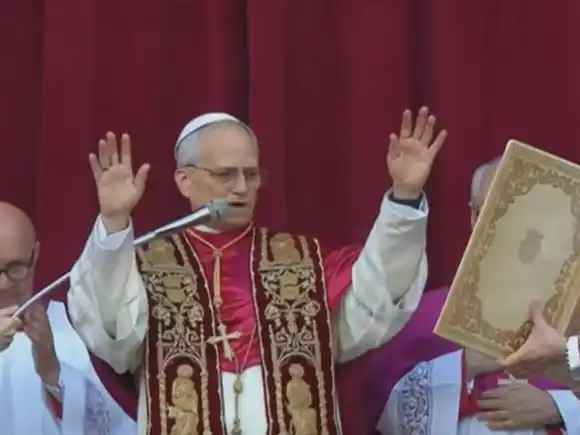 León XIV durante su primer mensaje al mundo. (Captura TV)