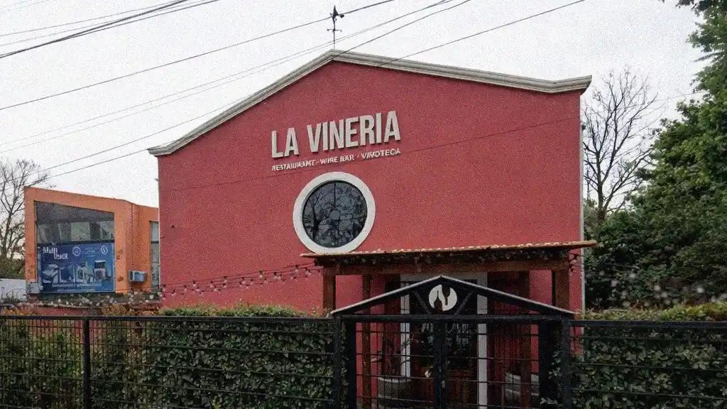 El sujeto ingresó al local tras saltar un paredón.