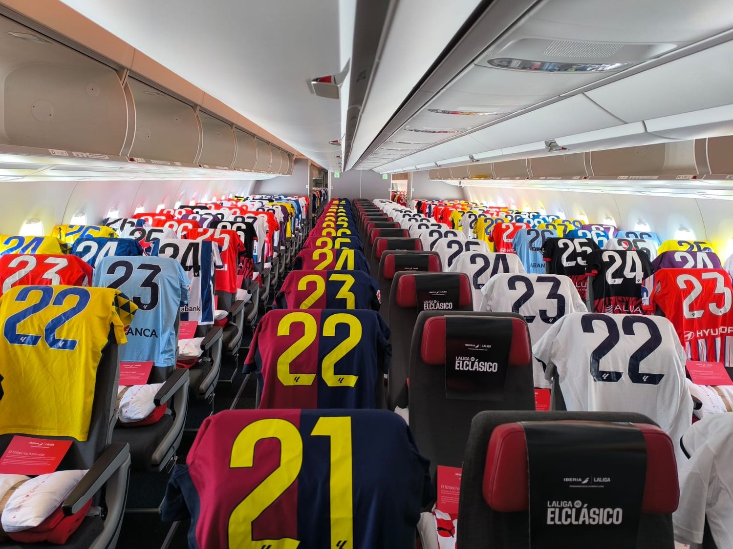 Live match, free jerseys and a star on board: this is how ELCLÁSICO was experienced on an Iberia flight