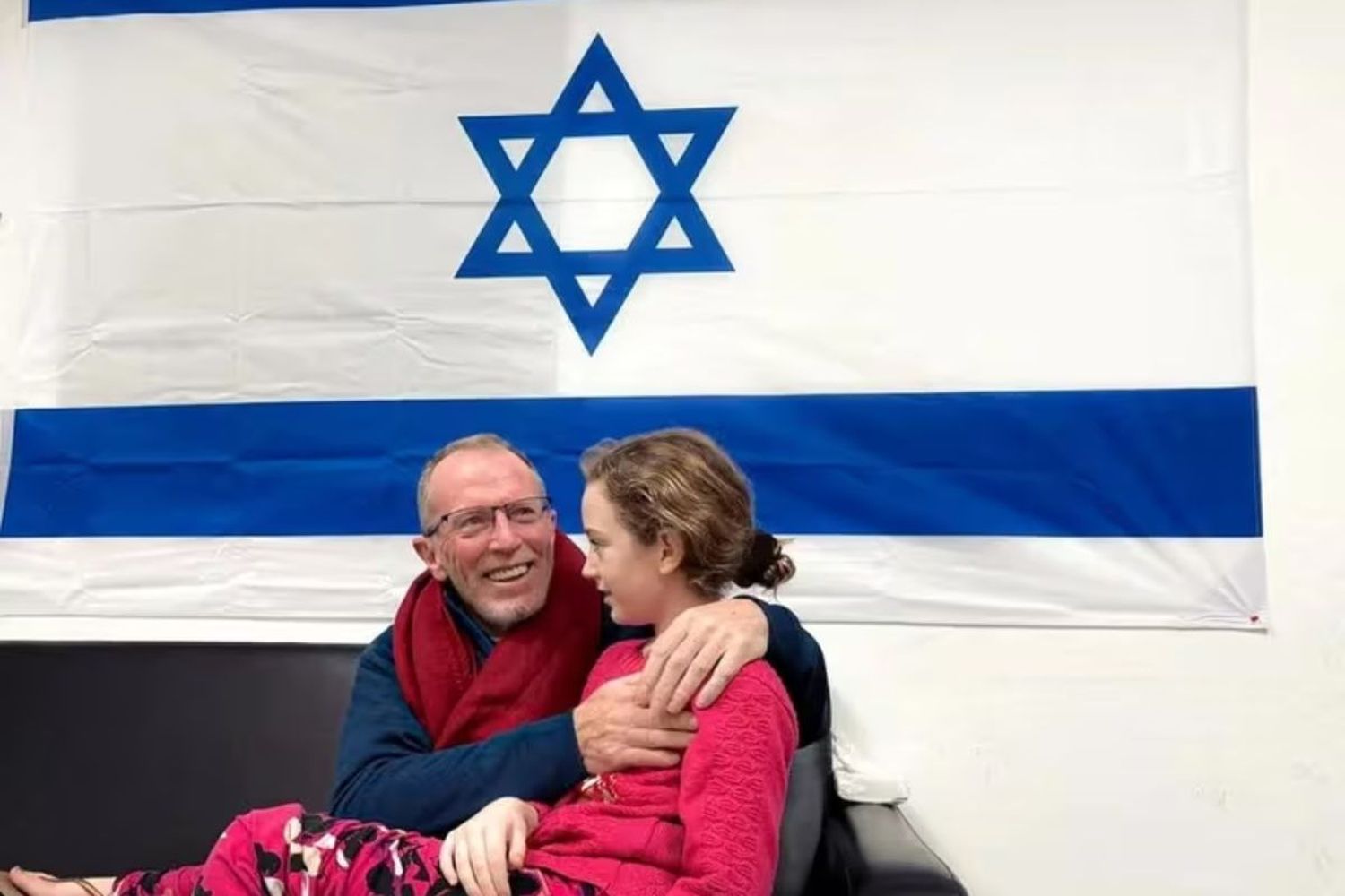 Es eperado encuentro de la niña irlandesa-israelí Emily Hand, que fue secuestrada por Hamas durante el ataque del 7 de octubre contra Israel, con su padre Thomas Hand (Reuters)