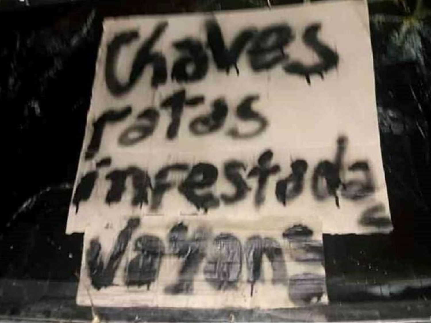 Queman en La Rioja la camioneta de una médica con coronavirus y le dejan un cartel amenazante