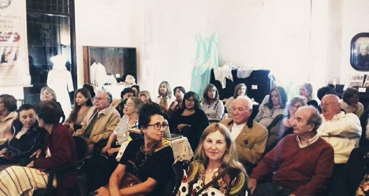 La artista Ana Uriarte disertó a sala llena