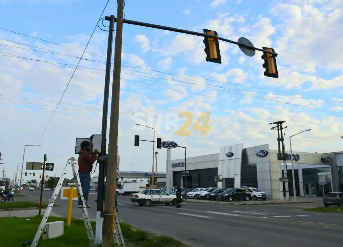 CONCLUYEN TAREAS DE RELEVAMIENTO Y REEMPLAZO LUMÍNICO EN SISTEMA DE SEMAFORIZACIÓN DE RUTA 8