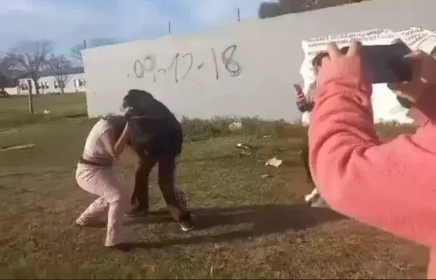 Berisso: el video de una pelea entre alumnas a la salida de una escuela reavivó el debate por la violencia escolar