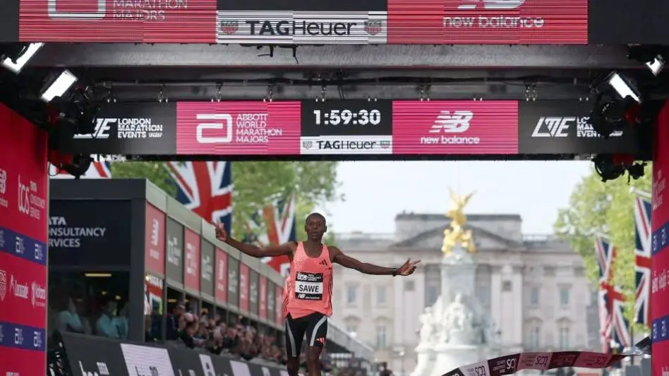 Sawe rompe la barrera de las dos horas y fija un nuevo récord mundial de maratón