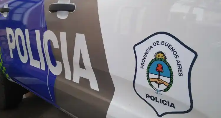 Dos jóvenes se fueron de Los Naranjos con sus bolsos y los interceptó la Policía a las pocas cuadras
