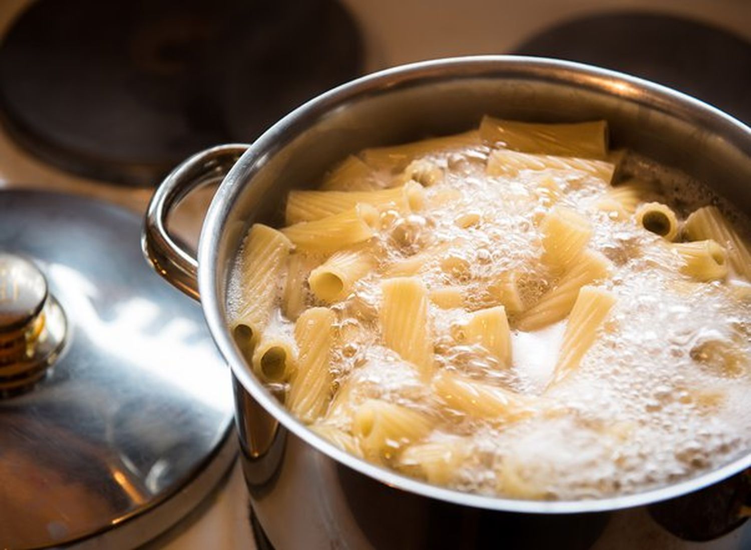 Crisis energética: en Italia recomiendan cocinar la pasta con la hornalla apagada