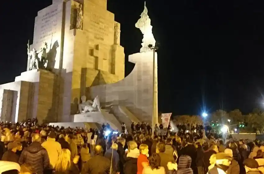 Multitudinaria marcha por el #21A en Rosario y Buenos Aires
