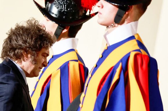 Javier Milei viajará a la ceremonia de asunción del papa León XIV