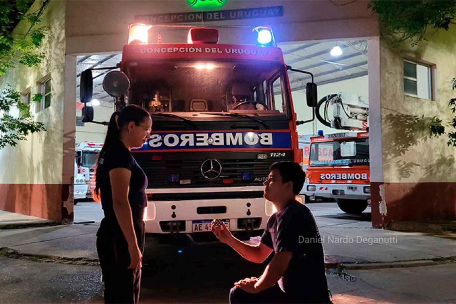 Año Nuevo con amor: un Bombero le pidió casamiento a su compañera frente al cuartel