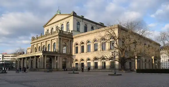 ¡INSÓLITO! Director del ballet en Alemania agrede a periodista con heces de perro