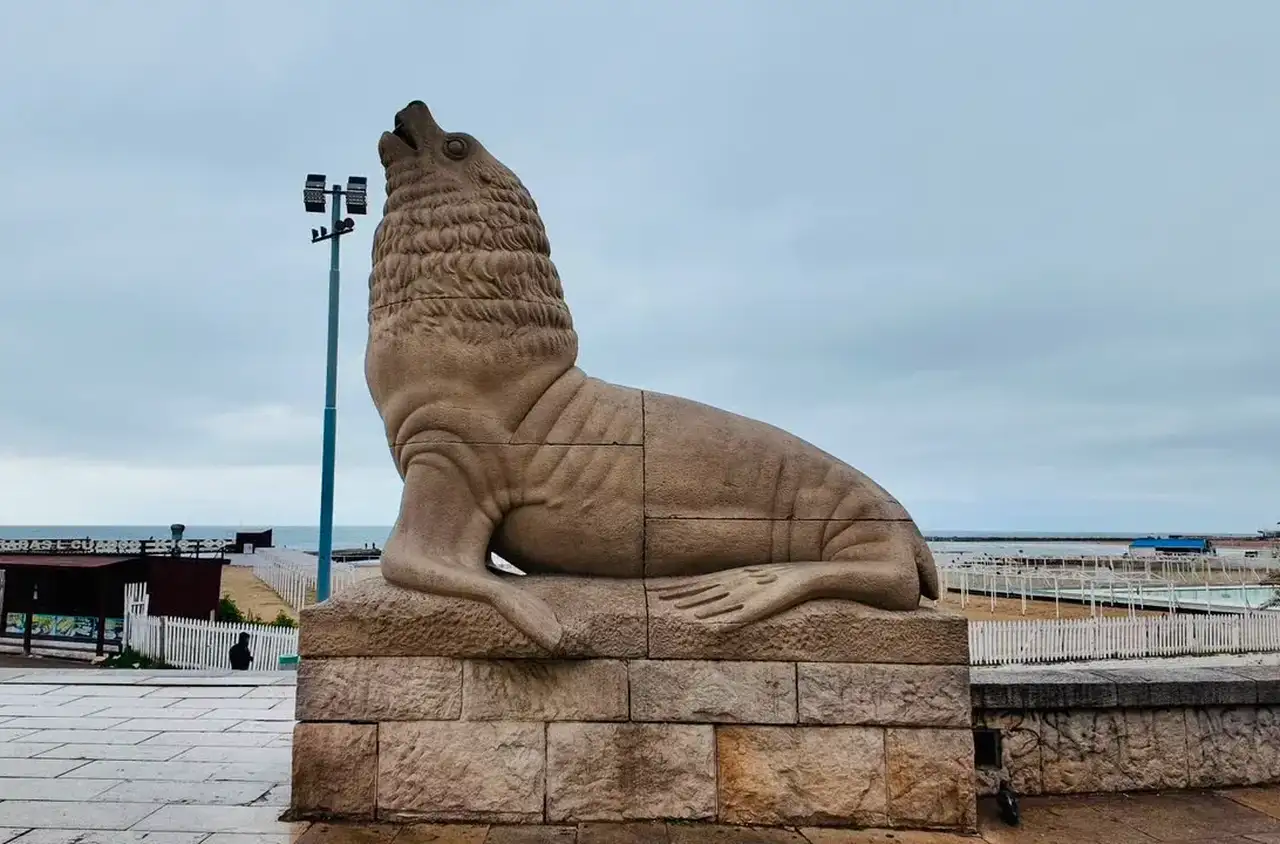 Los Lobos Marinos tienen un nombre detrás: Janez Anton Gruden, el escultor que talló el símbolo eterno de Mar del Plata