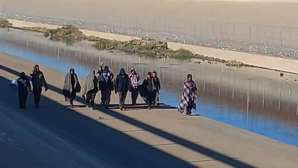 ¡MIGRANTES VENEZOLANOS! Una mujer y su bebé a punto de ahogarse al intentar cruzar el Río Bravo (+VIDEO)