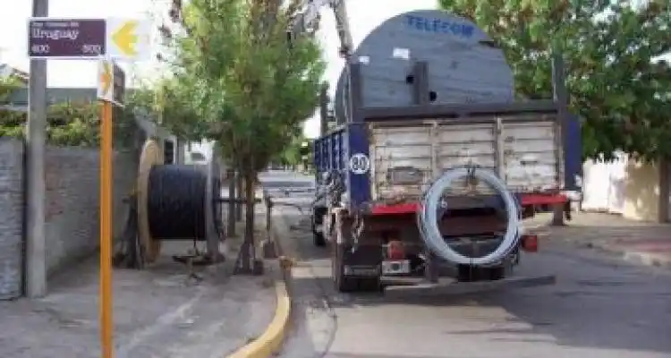 Telecom sigue recambiando postes