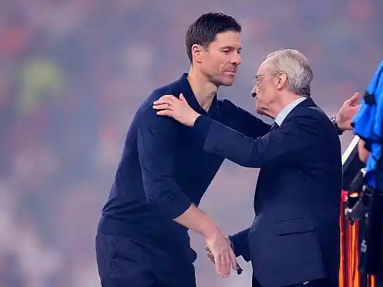 Xavi Alonso saluda a Florentino Pérez tras la derrota ante Barcelona.