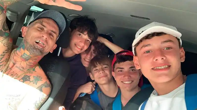 Hacían dedo en Concepción del Uruguay y los llevó el líder de Ke Personajes