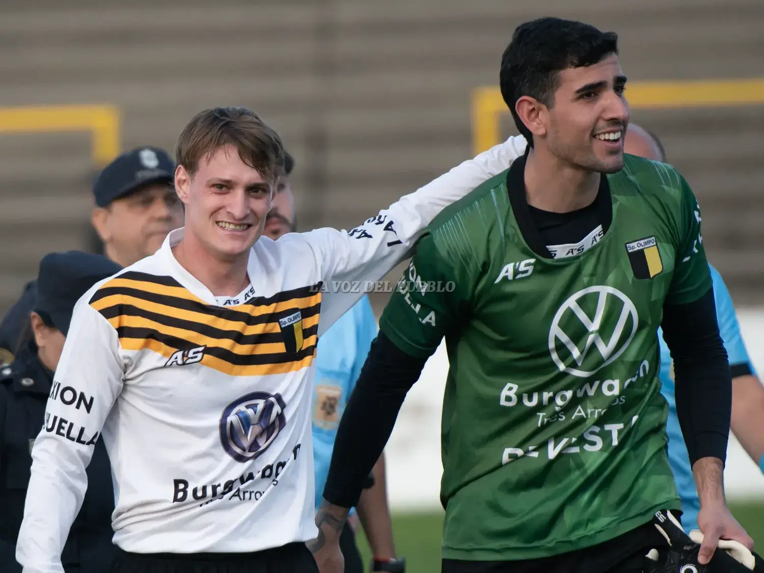 Juan Esteban Santa Cruz, sonrie junto con el arquero Agustín Ezama tras la victoria frente a El Nacional que deja a Olimpo en la punta